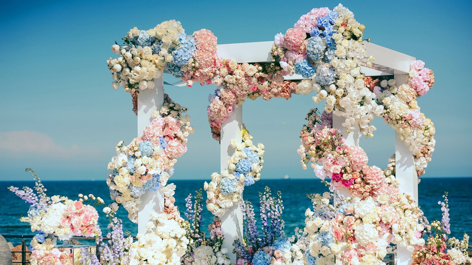 7 Artificial Flowers in Wedding Decor A Modern Twist-01.jpg 